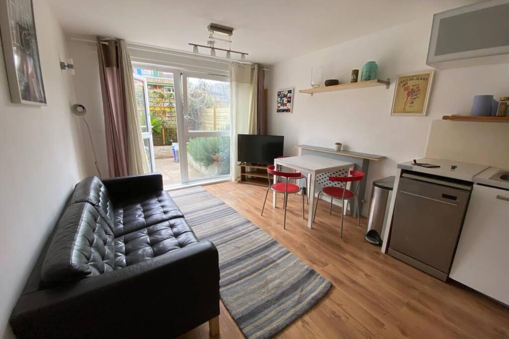 Two Bedroom Garden Flat In Zone 2 런던 외부 사진