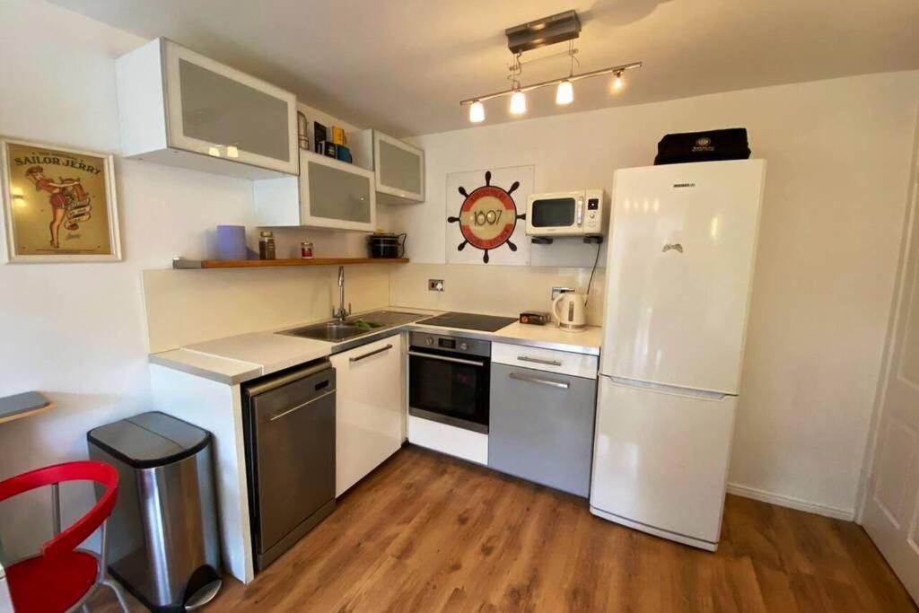 Two Bedroom Garden Flat In Zone 2 런던 외부 사진