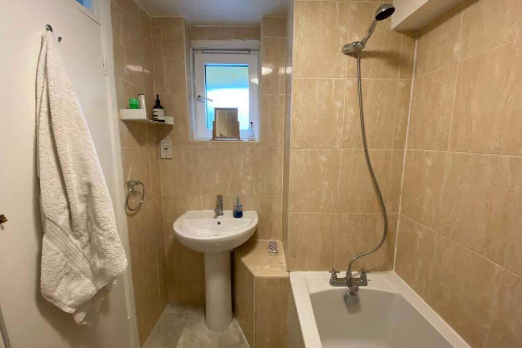 Two Bedroom Garden Flat In Zone 2 런던 외부 사진